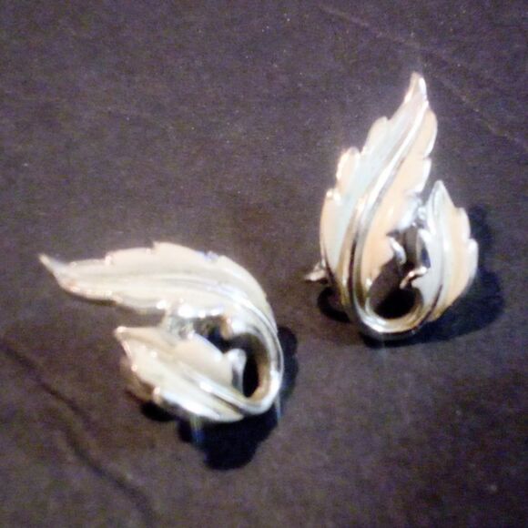 Vintage Coro Painted Leaf Clip On Earrings - Picture 2 of 4